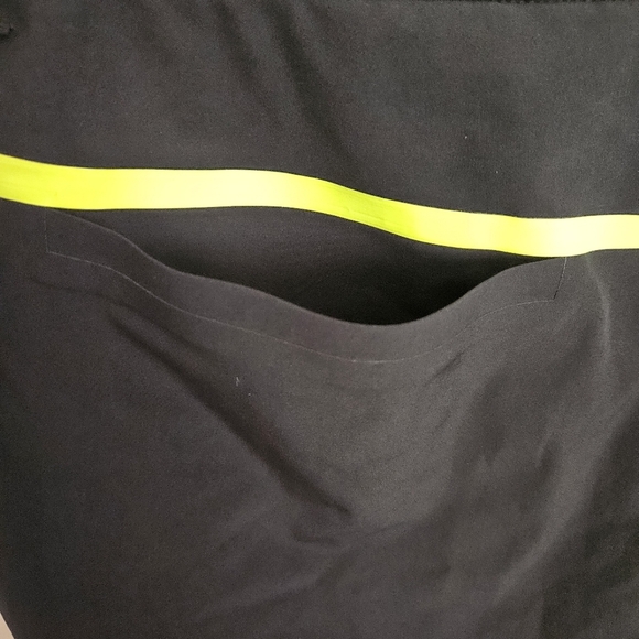 Nike Golf Dry-Fit Black and Green Bermuda Shorts Size 12 - Picture 4 of 9